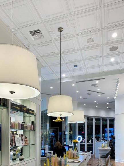Dossier de presse | 3944-01 - Communiqué de presse | Drybar : se distinguer avec élégance - Ceilume - Design d’intérieur commercial -         En raison de l’utilisation de produits pulvérisés lors des traitements Drybar, les panneaux de plafond faciles à nettoyer sont indispensables aux finitions Drybar. - Crédit photo : Ceilume