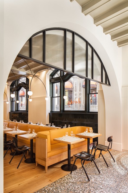 Dossier de presse | 1180-03 - Communiqué de presse | BlazysGérard signe l’aménagement du restaurant Dandy:quand sobriété rime avec raffinement - BlazysGérard - Design d’intérieur commercial - Crédit photo : Adrien Williams