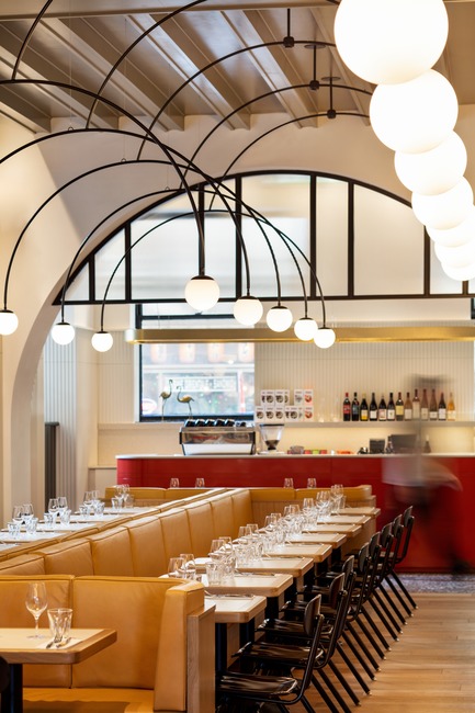 Dossier de presse | 1180-03 - Communiqué de presse | BlazysGérard signe l’aménagement du restaurant Dandy:quand sobriété rime avec raffinement - BlazysGérard - Design d’intérieur commercial - Crédit photo : Adrien Williams