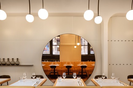 Dossier de presse | 1180-03 - Communiqué de presse | BlazysGérard signe l’aménagement du restaurant Dandy:quand sobriété rime avec raffinement - BlazysGérard - Design d’intérieur commercial - Crédit photo : Adrien Williams
