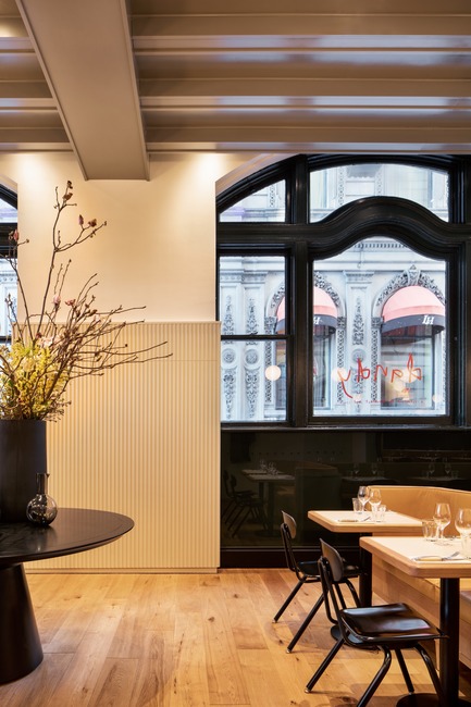 Dossier de presse | 1180-03 - Communiqué de presse | BlazysGérard signe l’aménagement du restaurant Dandy:quand sobriété rime avec raffinement - BlazysGérard - Design d’intérieur commercial - Crédit photo : Adrien Williams
