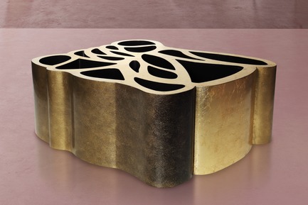 Dossier de presse | 3917-03 - Communiqué de presse | FORMITABLE©Collection - Wael Farran Studio - Produit -   MAZE -                COFFEE TABLE <br>              Laser cut multilayer MDF wood assembled to give a sculptural table treated with gold leaf on a black base with a degradation patina on sides and 2 cm clear crystal glass.<br>               PIECE DIMENSIONS: 110/81/93cm H: 45cm<br>   - Crédit photo :                GENIA MAALOUF