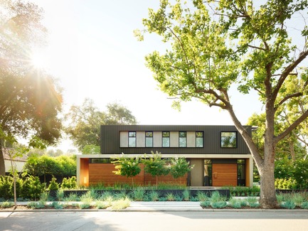 Dossier de presse | 1733-05 - Communiqué de presse | Palo Alto Residence - Studio VARA - Architecture résidentielle - From the street, the house appears to hover lightly above the ground, the effect of slightly elevating the first floor above grade and recessing the basement below decks.&nbsp; - Crédit photo : Matthew Millman Photography&nbsp;