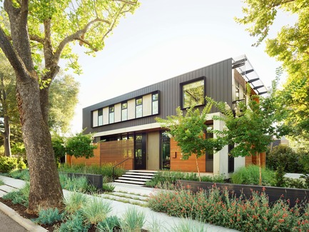 Dossier de presse | 1733-05 - Communiqué de presse | Palo Alto Residence - Studio VARA - Architecture résidentielle - In the front yard, multiple layers of low fencing, hardscape, and planting of various heights, textures, and colors are deployed to buffer the front&nbsp;        façade from the sidewalk.&nbsp; - Crédit photo : Matthew Millman Photography&nbsp;