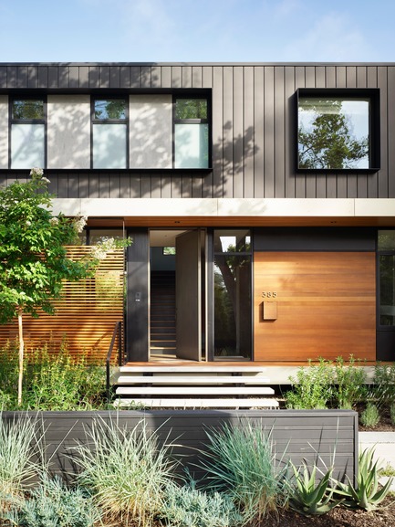 Dossier de presse | 1733-05 - Communiqué de presse | Palo Alto Residence - Studio VARA - Architecture résidentielle - A series of metal and wood sunshades, screens, and railings add a fine-grained scale and tactile decoration to the composition. - Crédit photo : Matthew Millman Photography&nbsp;