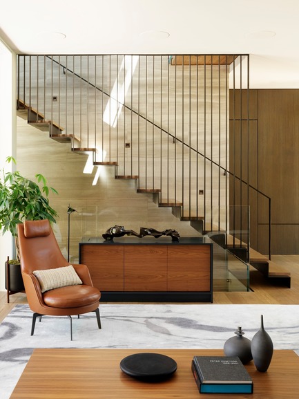 Dossier de presse | 1733-05 - Communiqué de presse | Palo Alto Residence - Studio VARA - Architecture résidentielle - The central stair is the fulcrum around which the main spaces of the home revolve. Its muted material palette consists of soft tan Haisa marble, European white oak, and blackened steel.&nbsp; - Crédit photo : Matthew Millman Photography&nbsp;