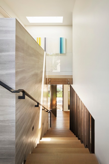 Dossier de presse | 1733-05 - Communiqué de presse | Palo Alto Residence - Studio VARA - Architecture résidentielle - Light pours in from a skylight and a large window in the stairwell and filters through the filigreed steel screen and wood stair that connects this private level to the family rooms below. - Crédit photo : Matthew Millman Photography&nbsp;