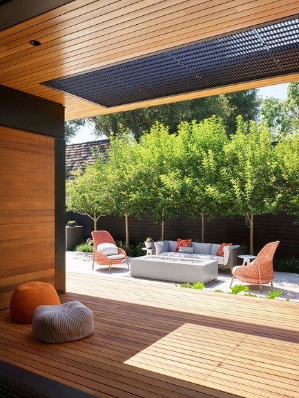 Dossier de presse | 1733-05 - Communiqué de presse | Palo Alto Residence - Studio VARA - Architecture résidentielle -  The ground floor is carved away in the center to wrap around a central courtyard that brings daylight and outdoor space into all the interior spaces   - Crédit photo : Matthew Millman Photography&nbsp;