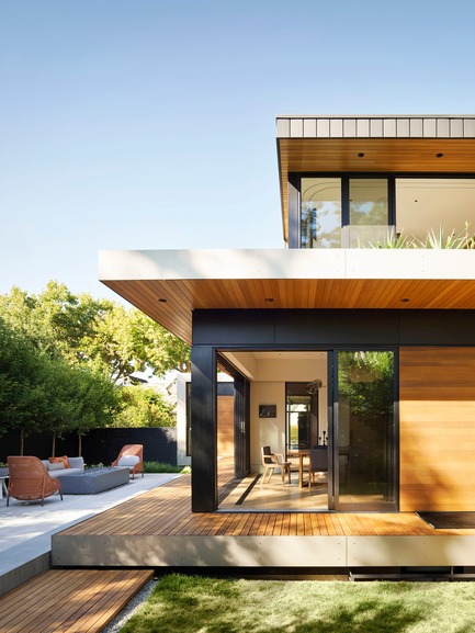 Dossier de presse | 1733-05 - Communiqué de presse | Palo Alto Residence - Studio VARA - Architecture résidentielle - The second floor is a compact rectilinear volume containing bedrooms and bathrooms wrapped around a light-flooded central stairwell.&nbsp; - Crédit photo : Matthew Millman Photography&nbsp;