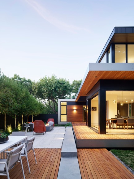 Dossier de presse | 1733-05 - Communiqué de presse | Palo Alto Residence - Studio VARA - Architecture résidentielle - The continuous order of high canopy trees softly illuminated against the ebonized wood fence frames a large courtyard like area, providing privacy.&nbsp; - Crédit photo : Matthew Millman Photography&nbsp;