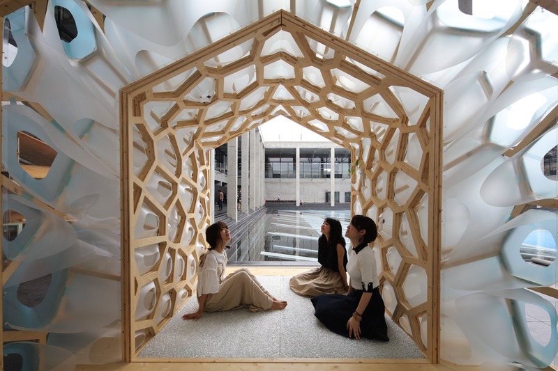 Press kit | 875-04 - Press release | Award-Winning Project:Porous Manifold as a Japanese Tearoom - Ryumei Fujiki + Yukiko Sato / F.A.D.S + Fujiki Studio, KOU::ARC - Event + Exhibition - Three Young Girls - Photo credit: Masahiro Hoshida