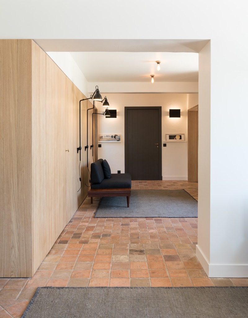 Press kit | 2180-03 - Press release | Seaside House - Martins | Afonso atelier de design - Residential Interior Design - Living room (door closed) - Photo credit: Mickaël Martins Afonso