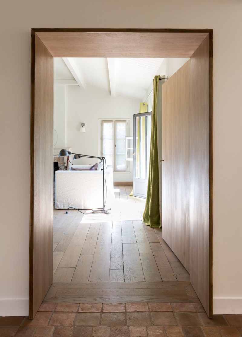 Press kit | 2180-03 - Press release | Seaside House - Martins | Afonso atelier de design - Residential Interior Design - Living room (door frame)<br> - Photo credit: Mickaël Martins Afonso