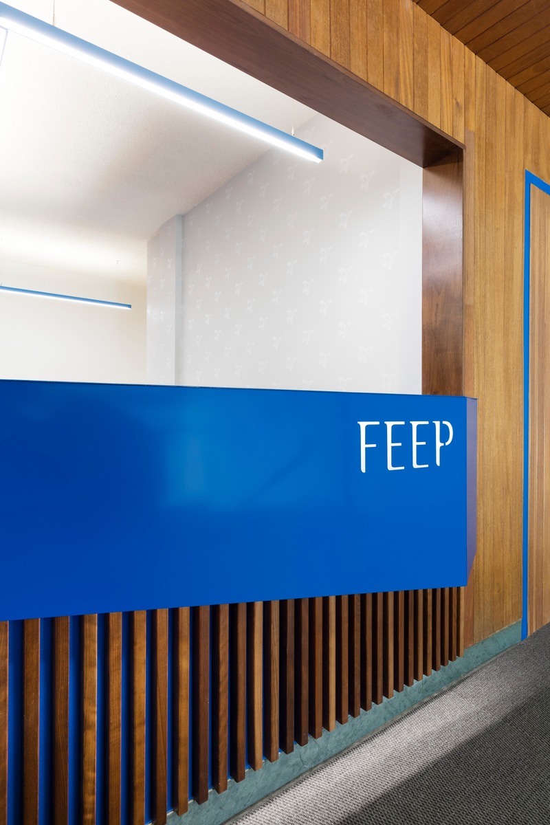 Press kit | 1299-04 - Press release | A bold transformation, a professional and innovative environment - Taktik design - Institutional Architecture -         <p class="">Reception Desk Detail</p> - Photo credit: Maxime Brouillet