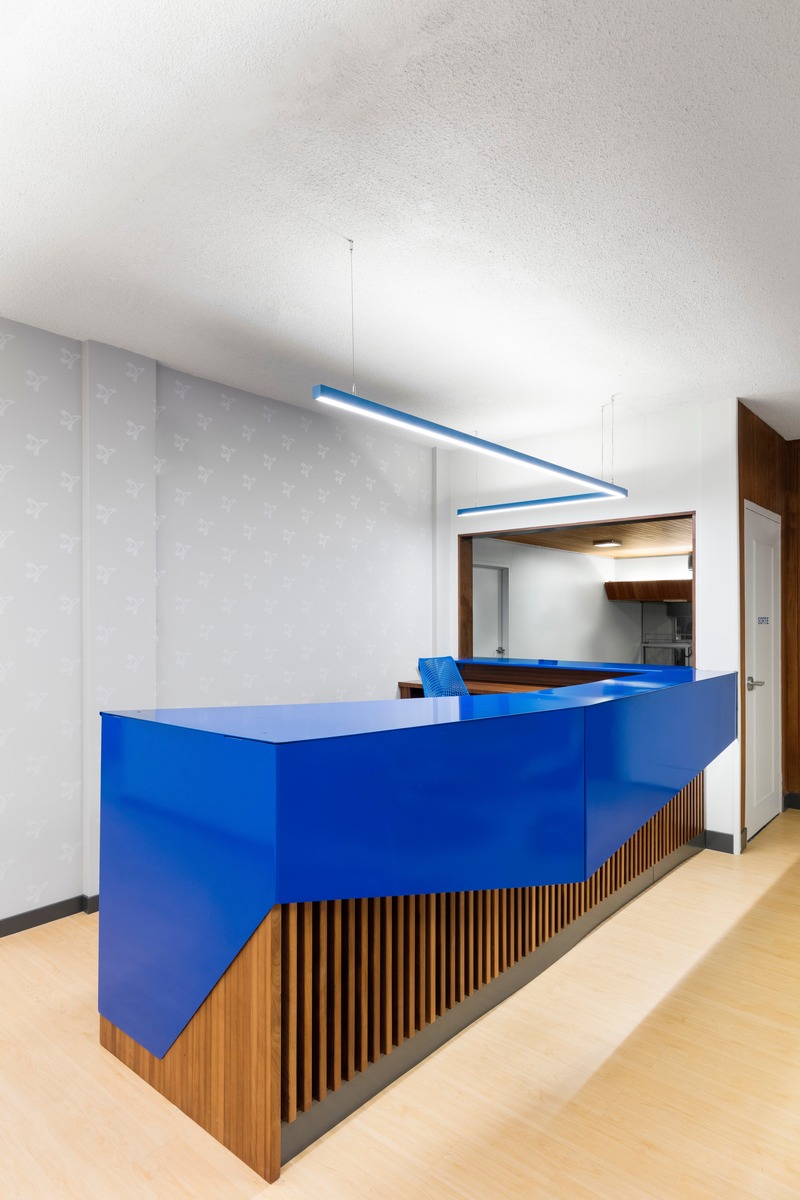 Press kit | 1299-04 - Press release | A bold transformation, a professional and innovative environment - Taktik design - Institutional Architecture -         <p class="" style="">        </p><p class="">Interior Reception Desk</p><p class="" style=""><br style=""></p> - Photo credit: Maxime Brouillet