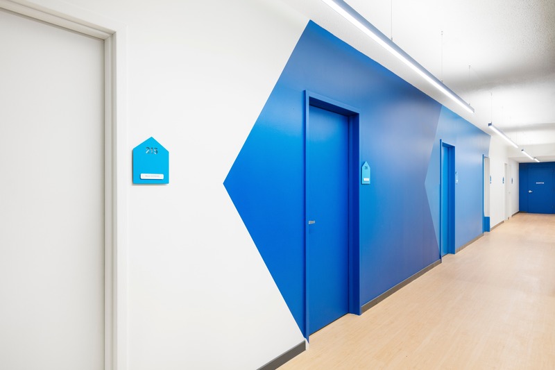 Press kit | 1299-04 - Press release | A bold transformation, a professional and innovative environment - Taktik design - Institutional Architecture -         <p class="">Signage Corridor 3</p> - Photo credit: Maxime Brouillet