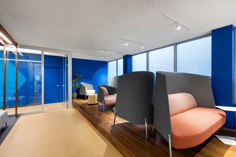 Press kit | 1299-04 - Press release | A bold transformation, a professional and innovative environment - Taktik design - Institutional Architecture -         <p class="">Working Lounge 1</p> - Photo credit: Maxime Brouillet