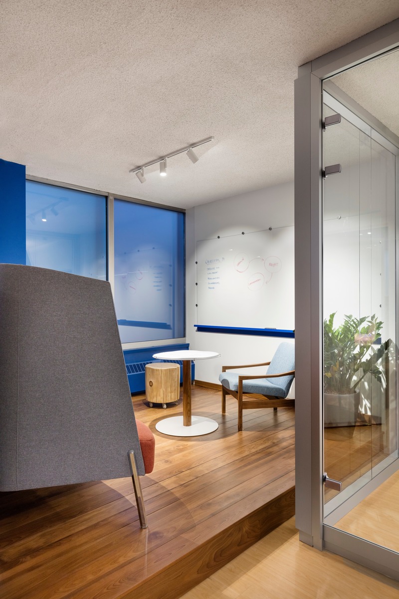 Press kit | 1299-04 - Press release | A bold transformation, a professional and innovative environment - Taktik design - Institutional Architecture - Working Lounge 2 - Photo credit: Maxime Brouillet