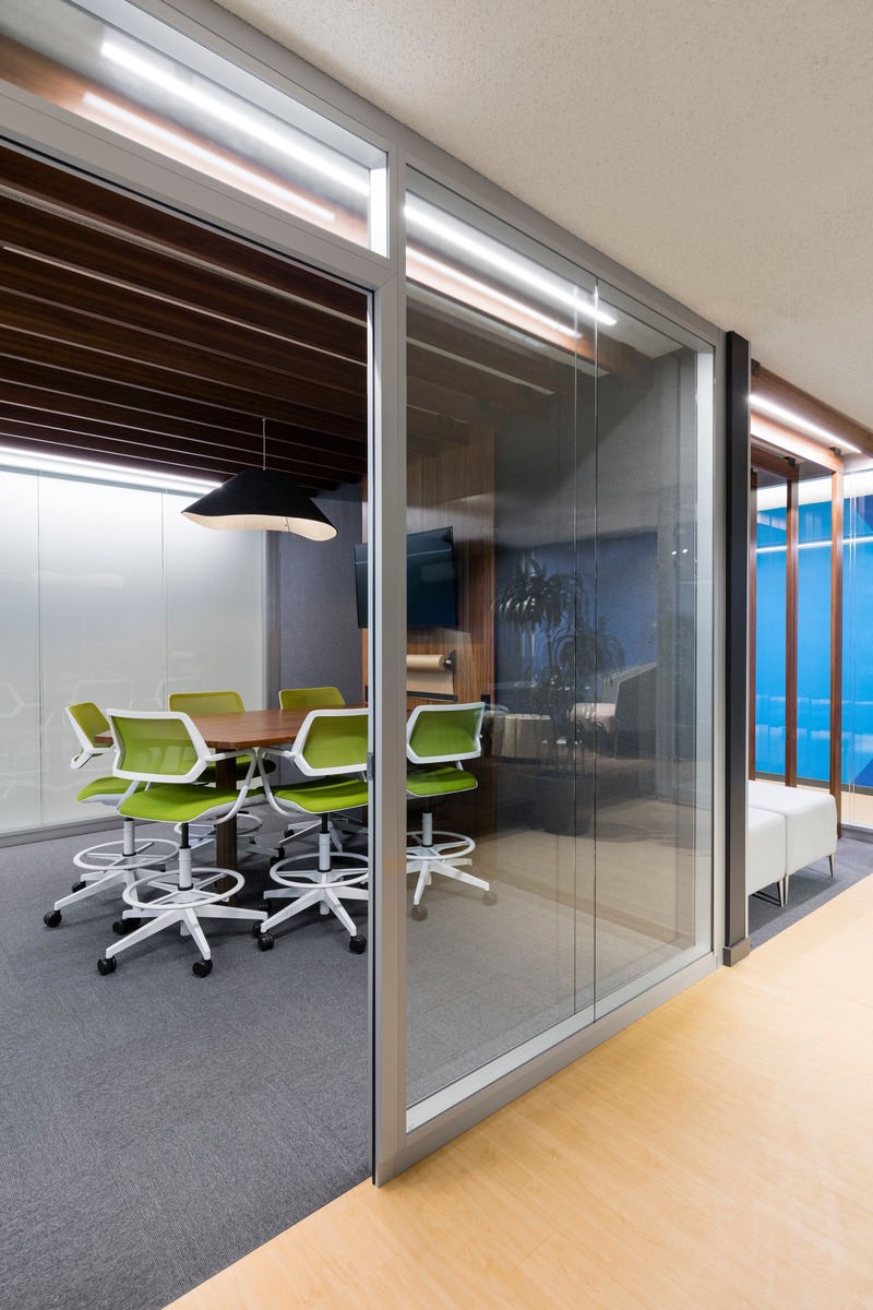 Press kit | 1299-04 - Press release | A bold transformation, a professional and innovative environment - Taktik design - Institutional Architecture - Small Meeting Room - Photo credit: Maxime Brouillet