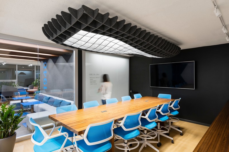 Press kit | 1299-04 - Press release | A bold transformation, a professional and innovative environment - Taktik design - Institutional Architecture - Big Meeting Room - Photo credit: Maxime Brouillet