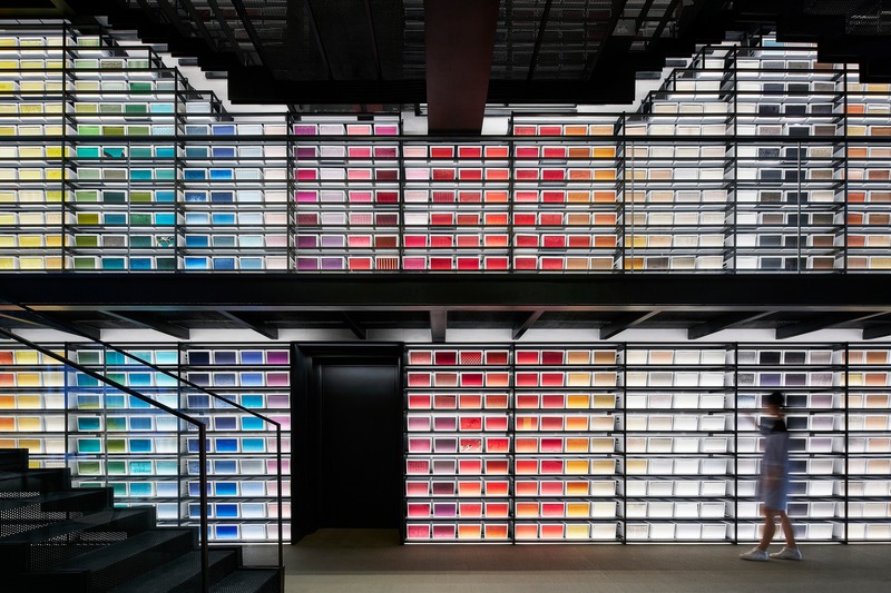 Dossier de presse | 1080-29 - Communiqué de presse | INSIDE 2019 Shortlist Reveals most Insta-friendly Designs - INSIDE: World Festival of Interiors - Concours - LaCanTouch FF&amp;E Gallery, Library and Salon by Vermilion Zhou Design Group  - Crédit photo : Yunpu Cai