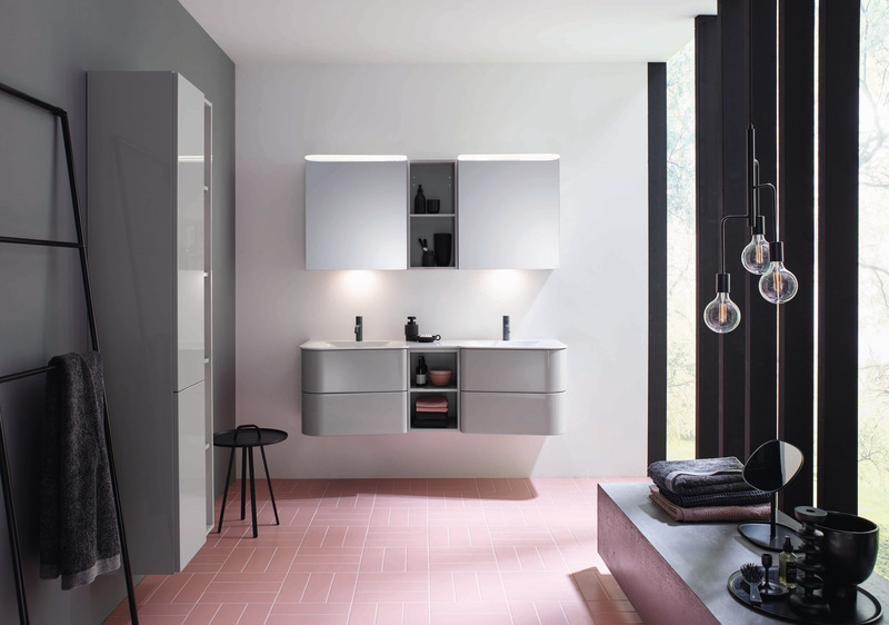 Dossier de presse | 2704-08 - Communiqué de presse | It’s time for more colour in the bathroom! - German Sanitary Industry Association / Vereinigung Deutsche Sanitärwirtschaft e.V. [VDS] - Évènement + Exposition - <p class="">Trend No. 1: Grey - Design series Badu by burgbad</p><p class=""> <br></p><p class="">Bestseller in grey: With its new Badu collection, Schmallenberg-based bathroom furniture specialist burgbad is reinterpreting the popular mid-century style for the bathroom.</p> - Crédit photo : burgbad