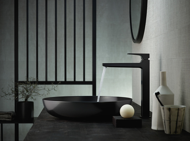 Dossier de presse | 2704-08 - Communiqué de presse | It’s time for more colour in the bathroom! - German Sanitary Industry Association / Vereinigung Deutsche Sanitärwirtschaft e.V. [VDS] - Évènement + Exposition - <p>Trend No. 4: Black - Surface finish Matt Black from Hansgrohe</p><p><br></p><p>The latest matt black trend colours from Hansgrohe are ideal for fans of contemporary architecture and deliberate contrasts. Their elegant simplicity adds the perfect finishing touch to any modern bathroom. </p> - Crédit photo : Hansgrohe