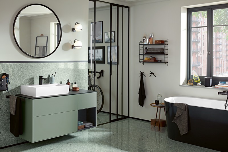 Dossier de presse | 2704-08 - Communiqué de presse | It’s time for more colour in the bathroom! - German Sanitary Industry Association / Vereinigung Deutsche Sanitärwirtschaft e.V. [VDS] - Évènement + Exposition - <p>Trends No. 8: Green - Furniture collection Finion from Villeroy &amp; Boch</p><p><br></p><p>The colour concept for the Finion furniture collection from Villeroy &amp; Boch was developed by German-Danish designer Gesa Hansen. The tour de force: the colours of the fronts, carcass and shelves can be combined to suit individual preferences. Pictured here: a matt green shelving module (Olive Matt Lacquer) with interior fittings in matt grey (Anthracite Matt Lacquer). </p> - Crédit photo : Villeroy &amp; Boch