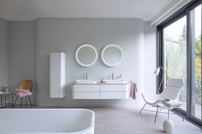 Dossier de presse | 2704-08 - Communiqué de presse | It’s time for more colour in the bathroom! - German Sanitary Industry Association / Vereinigung Deutsche Sanitärwirtschaft e.V. [VDS] - Évènement + Exposition - <p>Trend No. 12: White - Happy D.2 Plus from Duravit</p><p><br></p><p>White space: For Happy D.2 Plus, Duravit collaborated with Sieger Design to translate the latest trends in finishes, colours and shapes into the archetypal arc that defines its classic Happy D design. </p> - Crédit photo : Photo: Duravit