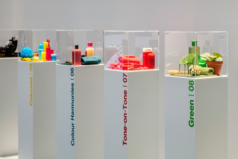 Dossier de presse | 2704-08 - Communiqué de presse | It’s time for more colour in the bathroom! - German Sanitary Industry Association / Vereinigung Deutsche Sanitärwirtschaft e.V. [VDS] - Évènement + Exposition - <p>Moodboards Pop up my Bathroom - ISH 2019</p><p><br></p><p>So as to provide an overview, the 12 colour trends for the bathroom were also presented as a row of compact moodboard displays mounted on plinths – like precious gems under glass. </p> - Crédit photo : Constantin Meyer; German Sanitary Industry Association / Vereinigung Deutsche Sanitärwirtschaft e.V. [VDS]