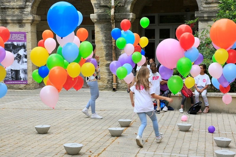 Dossier de presse | 982-44 - Communiqué de presse | Festival des Architectures Vives 2019 - La Beauté - Association Champ Libre - Design urbain - <p>Éducation Artistique et Culturelle : Rectorat-ENSAM-FAV</p><p> Ecole Saint-Exupéry, Classe de CE2 +<br>ENSAM : BALANCHE Elodie - BASTIDE Joël - MAGNE Lucien<br>Installation : Beauté Éphémère</p> - Crédit photo : ©photoarchitecture ©FestivaldesArchitecturesVives