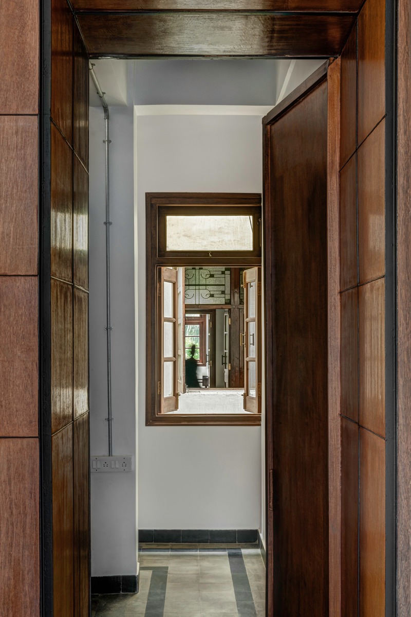 Press kit | 4016-01 - Press release | Retrofitting a 80-year-old Art-Deco Apartment in Mumbai - SquareWorks - Residential Interior Design -   Axial transparency experienced through a series of portals - superimposing planes and punctures   - Photo credit: Fabien Charuau
