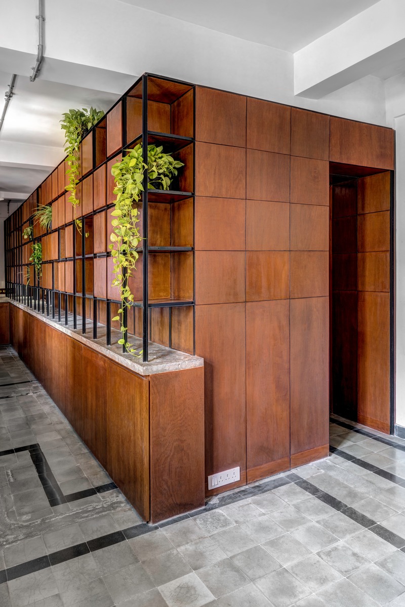 Press kit | 4016-01 - Press release | Retrofitting a 80-year-old Art-Deco Apartment in Mumbai - SquareWorks - Residential Interior Design -  Service counter and modular storage - serves as a segregated service core  - Photo credit: Fabien Charuau