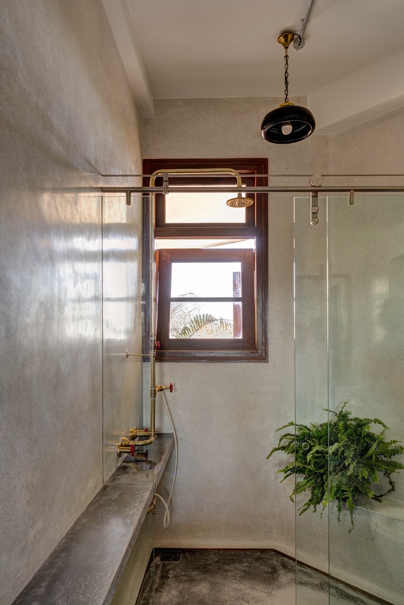 Press kit | 4016-01 - Press release | Retrofitting a 80-year-old Art-Deco Apartment in Mumbai - SquareWorks - Residential Interior Design -   Master bathroom with terrazzo finish on walls and IPS flooring   - Photo credit: Fabien Charuau