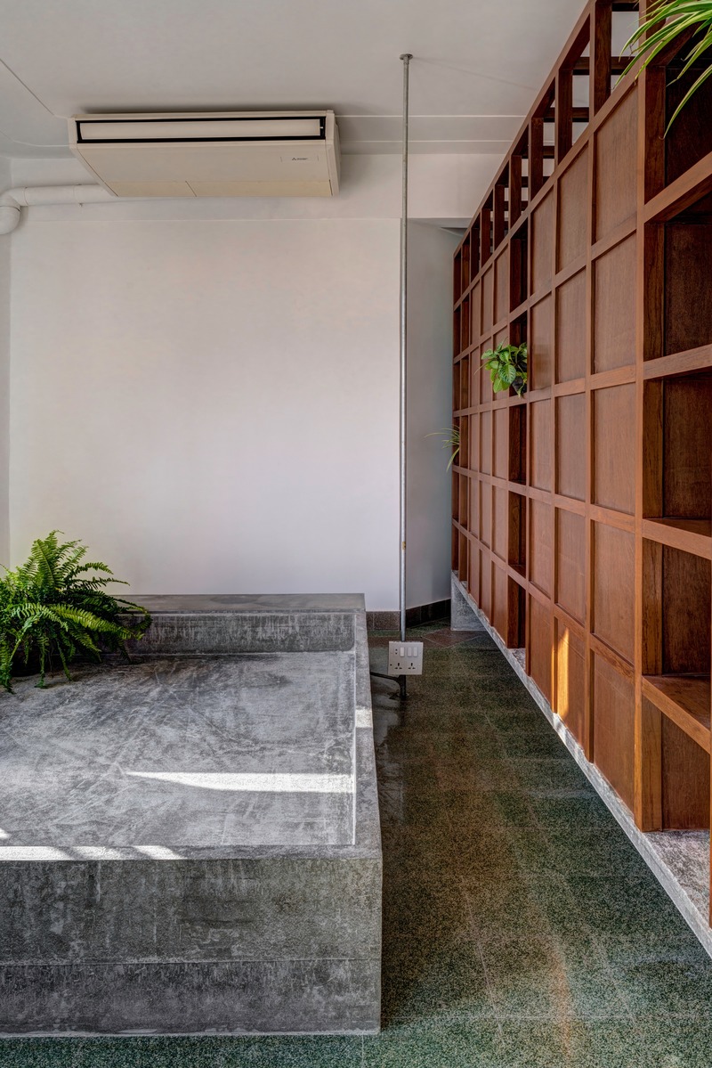 Press kit | 4016-01 - Press release | Retrofitting a 80-year-old Art-Deco Apartment in Mumbai - SquareWorks - Residential Interior Design -  Master Bedroom - concrete to symbolize the permanence of static elements like bed and storage  - Photo credit: Fabien Charuau