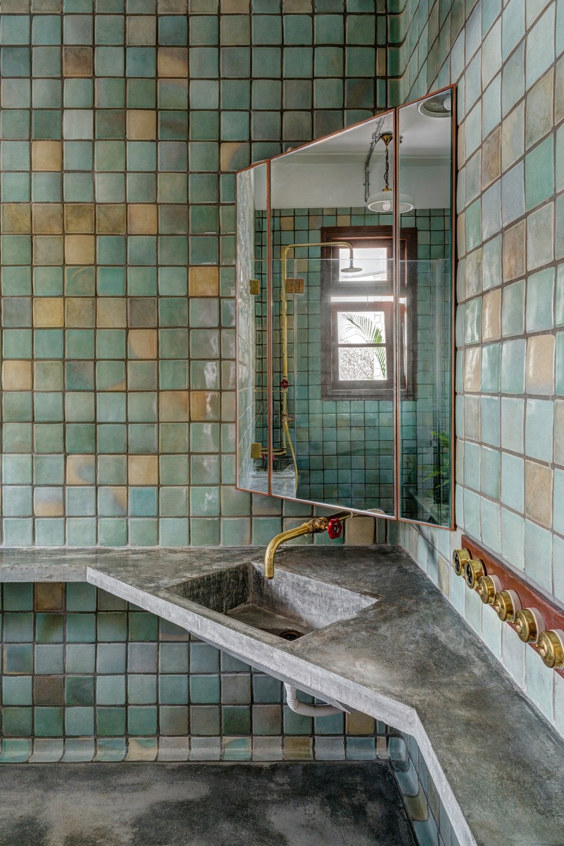 Press kit | 4016-01 - Press release | Retrofitting a 80-year-old Art-Deco Apartment in Mumbai - SquareWorks - Residential Interior Design -  Guest Bathroom - Handmade curved tiles laid in place with brass-ware and concrete counter-top.  - Photo credit: Fabien Charuau
