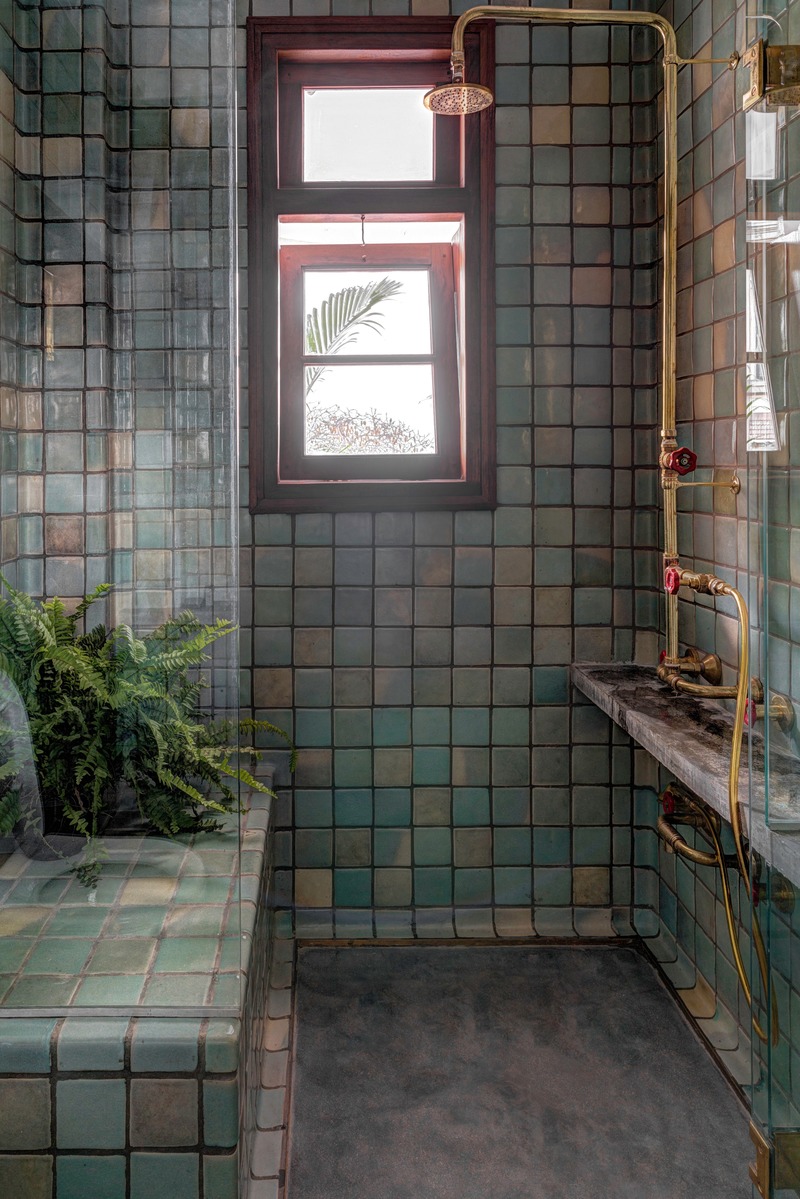 Press kit | 4016-01 - Press release | Retrofitting a 80-year-old Art-Deco Apartment in Mumbai - SquareWorks - Residential Interior Design -  Guest Bathroom - Handmade curved tiles laid in place with brass-ware  - Photo credit: Fabien Charuau