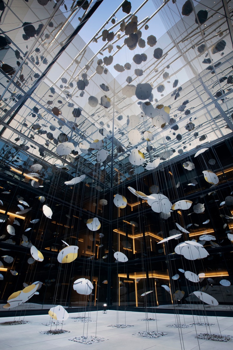 Press kit | 1082-04 - Press release | Pascale Girardin debuts site-specific sculpture for the Four Seasons Hotel Montreal - Pascale Girardin - Art - Mirrored glass walls offer an infinite reflection of the artwork.<br style=""> - Photo credit: Stephany Hildebrand