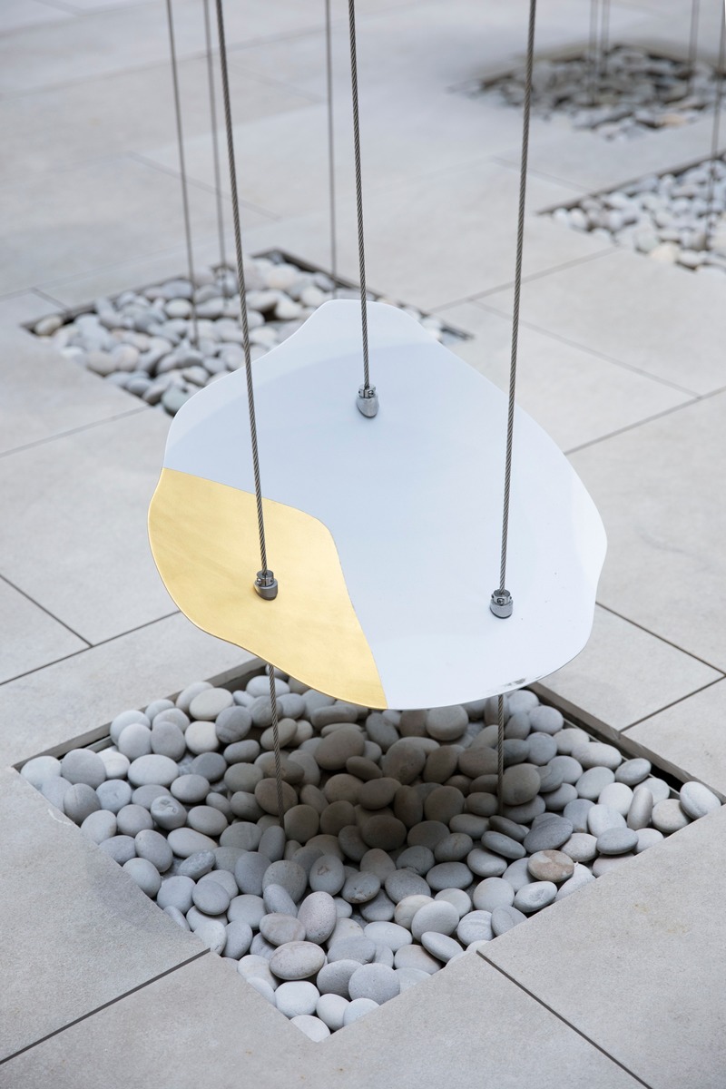 Press kit | 1082-04 - Press release | Pascale Girardin debuts site-specific sculpture for the Four Seasons Hotel Montreal - Pascale Girardin - Art -  A closeup view of a gilded petal.<br style=""> - Photo credit: Stephany Hildebrand