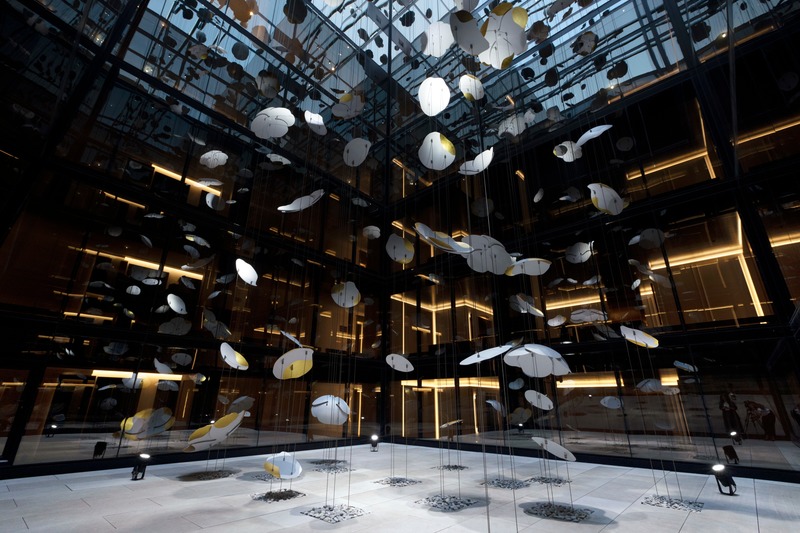 Press kit | 1082-04 - Press release | Pascale Girardin debuts site-specific sculpture for the Four Seasons Hotel Montreal - Pascale Girardin - Art - From dawn to dusk - the artwork transitions into the evening. <br> - Photo credit: Stephany Hildebrand