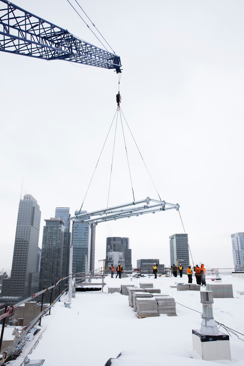 Press kit | 1082-04 - Press release | Pascale Girardin debuts site-specific sculpture for the Four Seasons Hotel Montreal - Pascale Girardin - Art - Hoisting of the beams onto the hotel rooftop.<br style=""> - Photo credit: Stephany Hildebrand