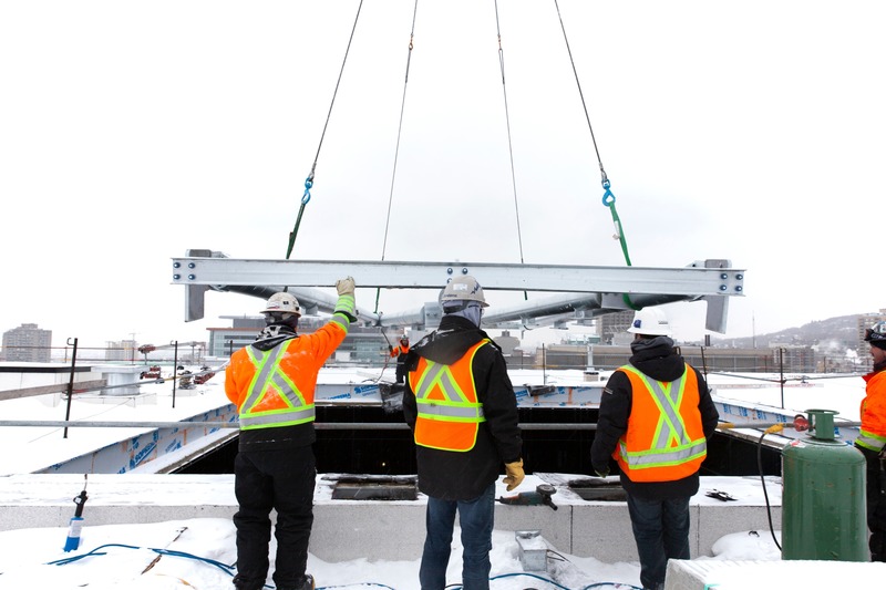 Press kit | 1082-04 - Press release | Pascale Girardin debuts site-specific sculpture for the Four Seasons Hotel Montreal - Pascale Girardin - Art - Final adjustments of the beams to the structure.<br> - Photo credit: Stephany Hildebrand