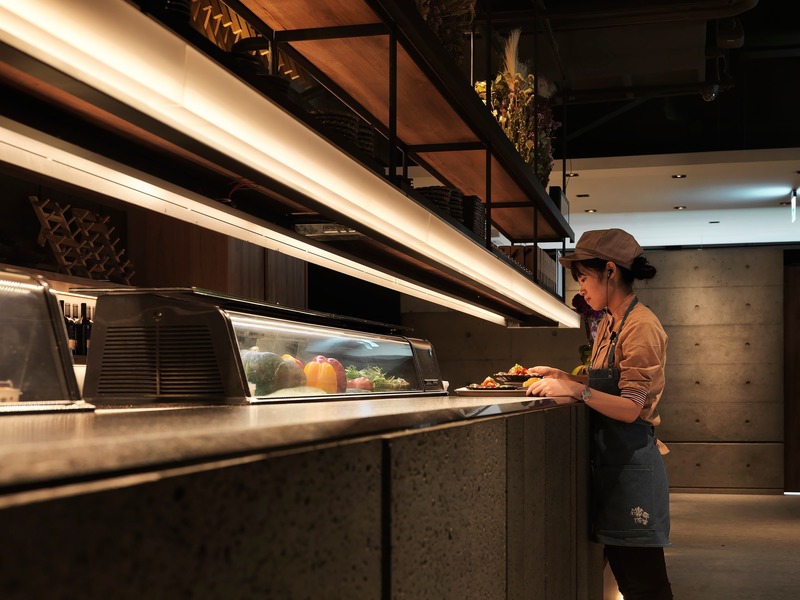 Dossier de presse | 2213-03 - Communiqué de presse | Green Isle: Out-Of-The-Box Thinking Creates New Restaurant Concept - Chain10 Architecture & Interior Design Institute - Architecture commerciale - Service Bar - Crédit photo : Moooten Studio / Qimin Wu