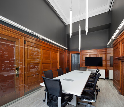 Dossier de presse | 752-02 - Communiqué de presse | Bureau 100 - NFOE et associés architectes - Design d’intérieur commercial - Crédit photo : Stéphane Brügger