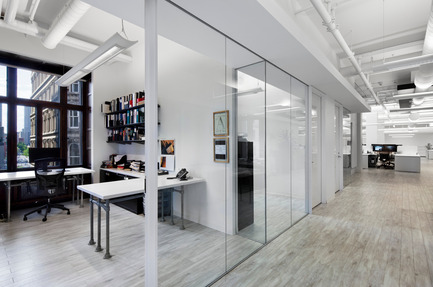 Dossier de presse | 752-02 - Communiqué de presse | Bureau 100 - NFOE et associés architectes - Design d’intérieur commercial - Crédit photo : Stéphane Brügger