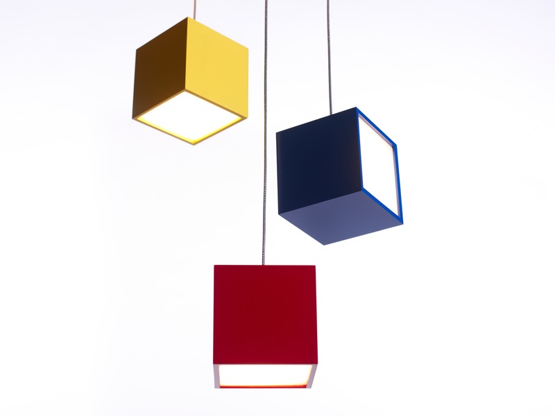 Dossier de presse | 3412-03 - Communiqué de presse | Cube Light - Karice Enterprises Ltd. - Design d’éclairage - Cube Pendant Light (x3) - Crédit photo : Jordan N. Dery