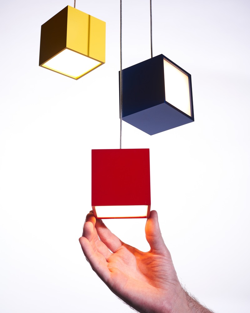 Dossier de presse | 3412-03 - Communiqué de presse | Cube Light - Karice Enterprises Ltd. - Design d’éclairage - Cube Pendant Light with hand for scale - Crédit photo : Jordan N. Dery