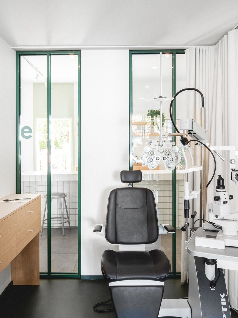 Press kit | 3216-01 - Press release | Uvée: eco-responsible optometry clinic - CATHERINE CATHERINE - Commercial Interior Design - Exam room - Photo credit: Raphaël Thibodeau