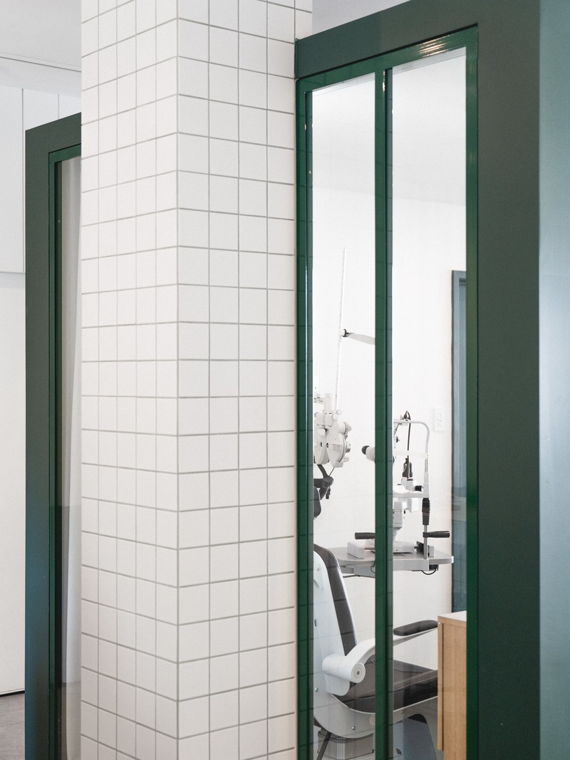 Press kit | 3216-01 - Press release | Uvée: eco-responsible optometry clinic - CATHERINE CATHERINE - Commercial Interior Design - Details of the exam room - Photo credit: Raphaël Thibodeau