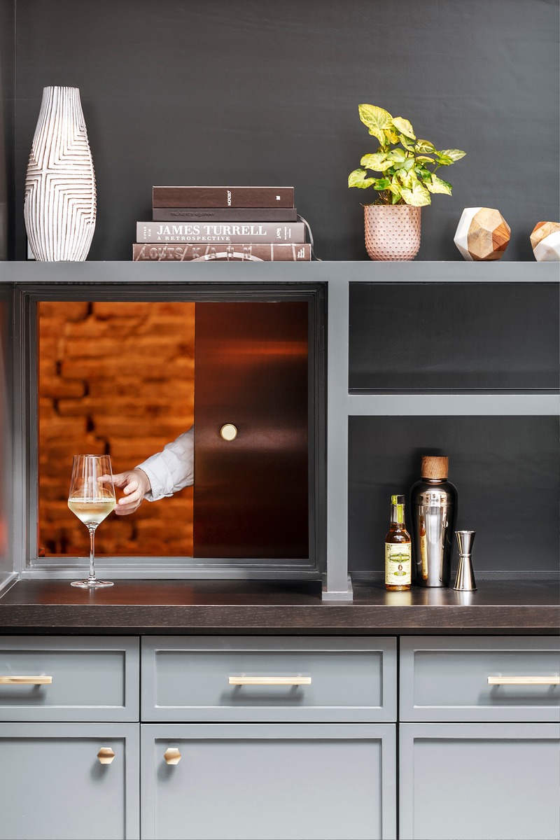 Press kit | 2886-03 - Press release | objekts - SkB Architects - Commercial Interior Design - A subtle, sneaky service window connects the hospitality bar with the "speakeasy" conference room - Photo credit: Hannah Rankin